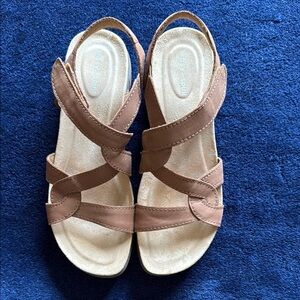 Like New Easy Spirit Tan Mininy Flat Comfort Sandals, 9 Narrow